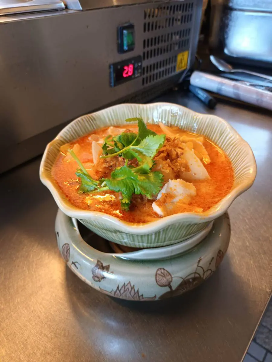 Rotes Curry im Tontopf auf dem Stövchen